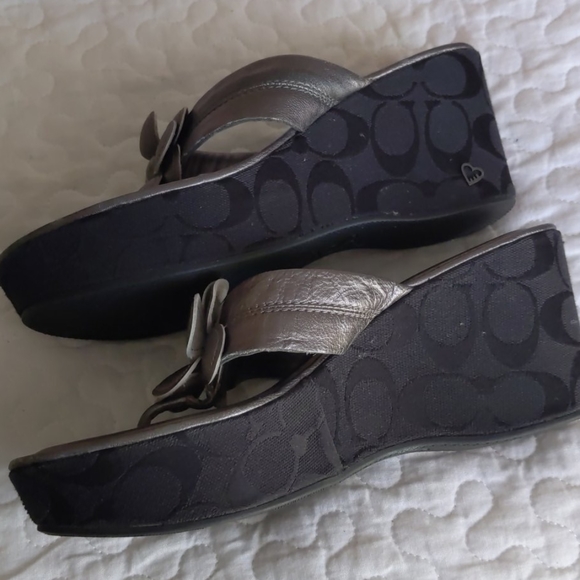 Chunky coach sandals with flower detail - Picture 3 of 8